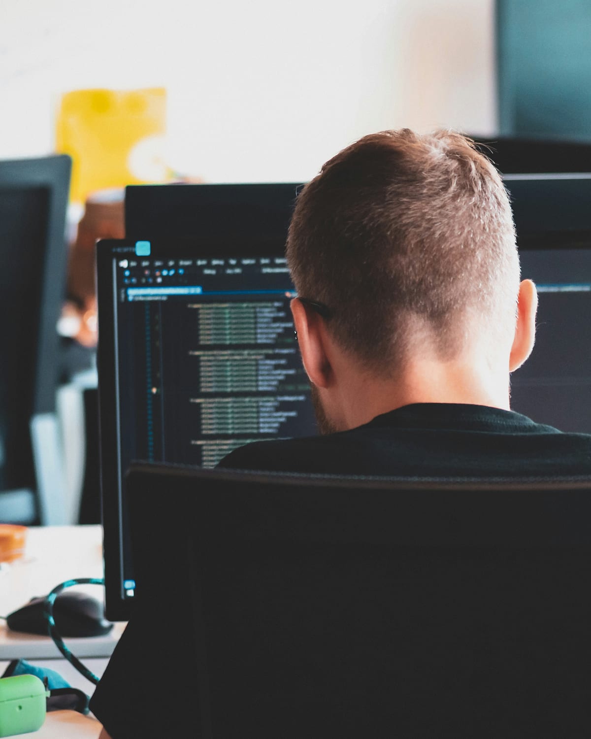Écran d'éditeur de code avec fonction TypeScript et terminal de build CI